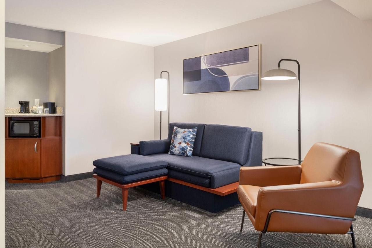 Courtyard By Marriott Columbus Hotel